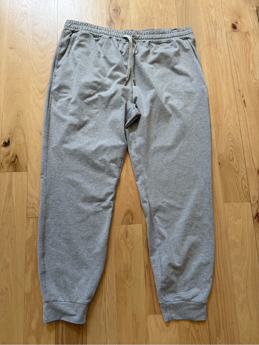 Vuori Performance Jogger in Light Gray Size XL?